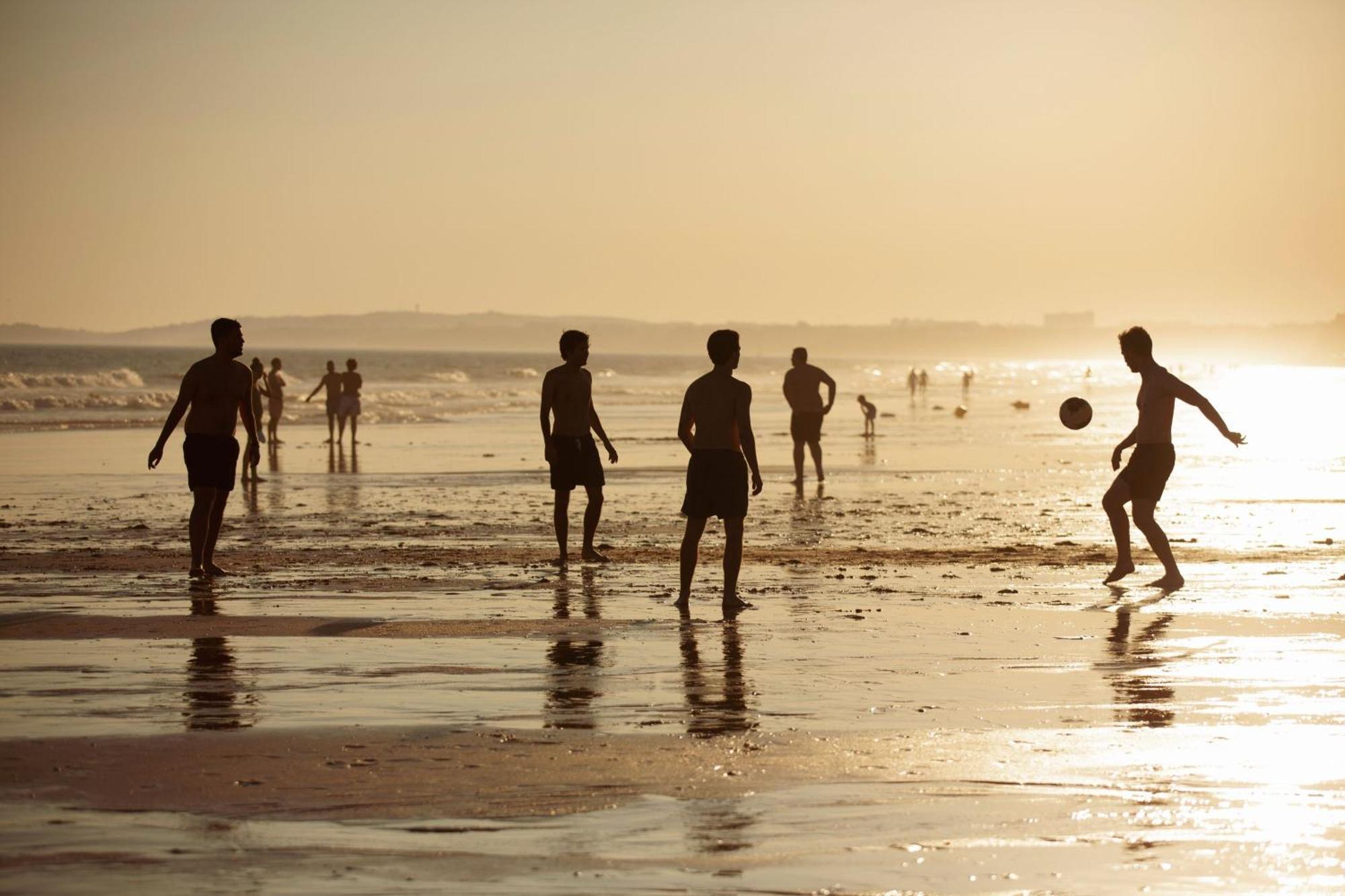 Domes Lake Algarve, Autograph Collection Vilamoura Eksteriør billede Football on the beach