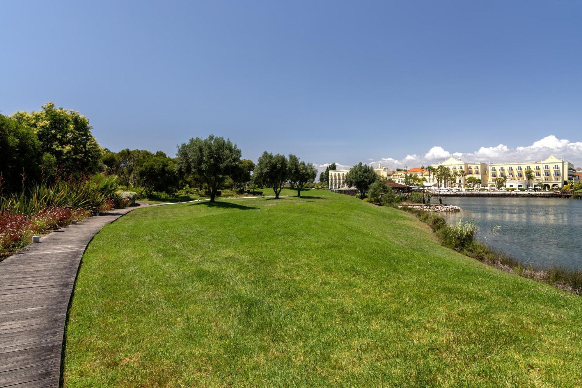 Domes Lake Algarve, Autograph Collection Vilamoura Eksteriør billede View of the park