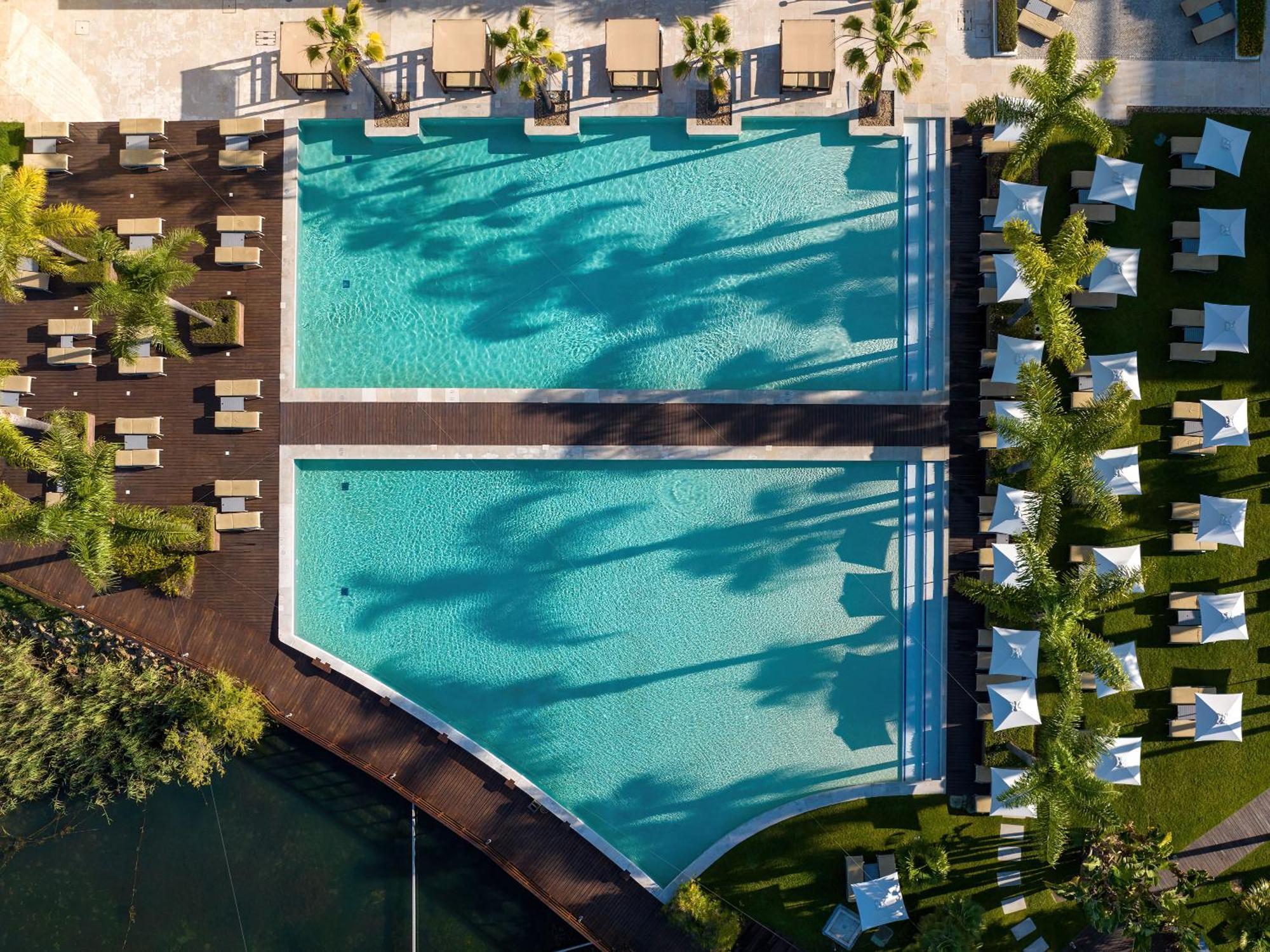 Domes Lake Algarve, Autograph Collection Vilamoura Eksteriør billede Aerial view of the pool at the Hotel