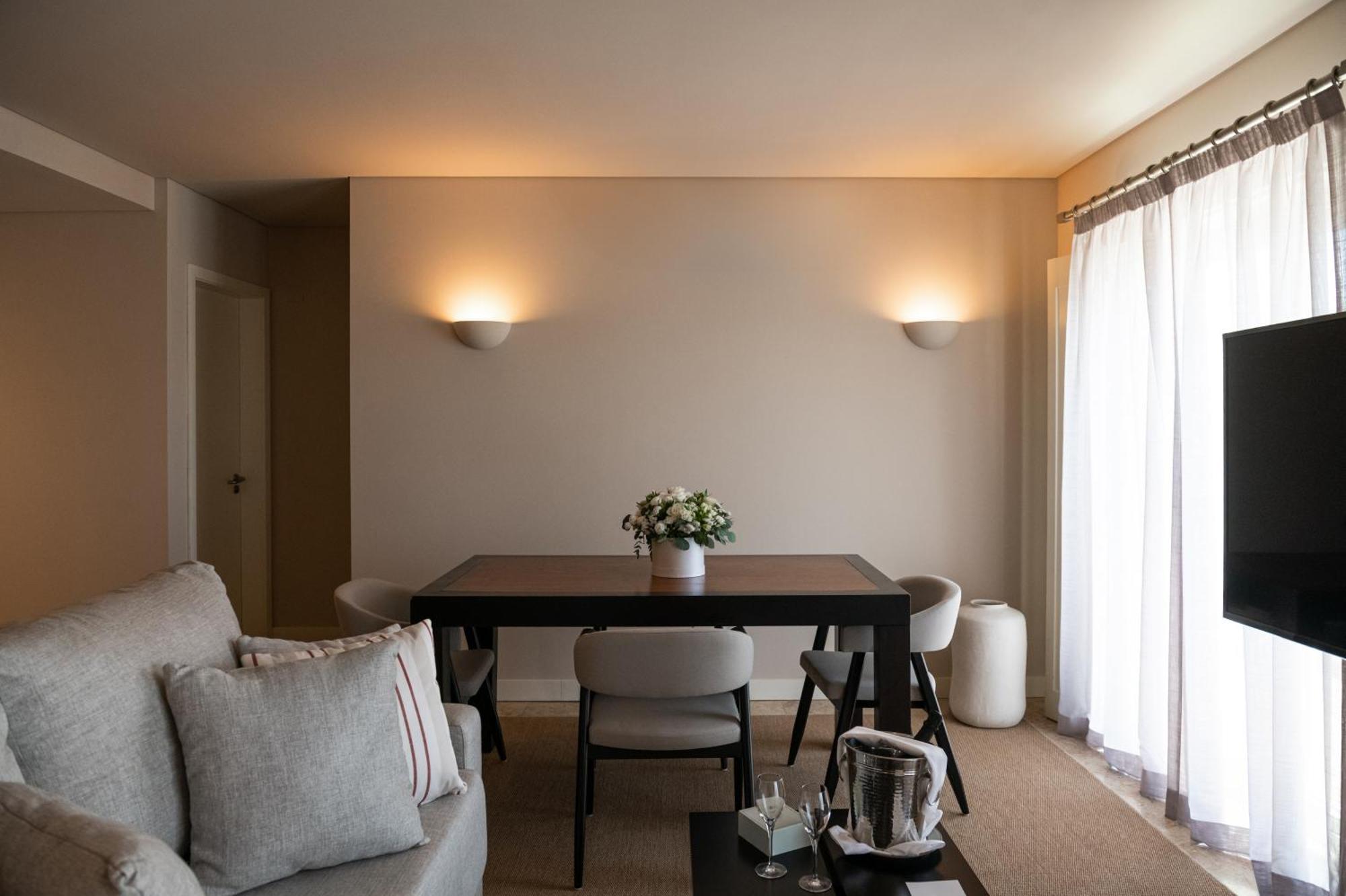 Domes Lake Algarve, Autograph Collection Vilamoura Eksteriør billede A living room with indirect lighting